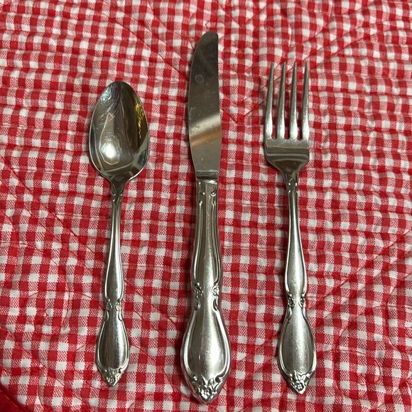 🌼🌿Oneida youth stainless silverware set. One spoon fork, and knife🌼🌿 - Picture 1 of 5